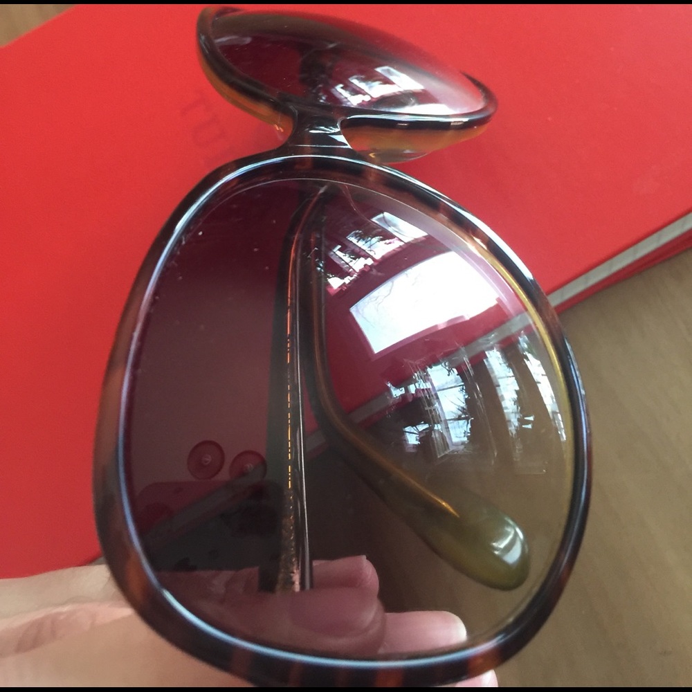 Sunglasses. - Picture 3 of 6