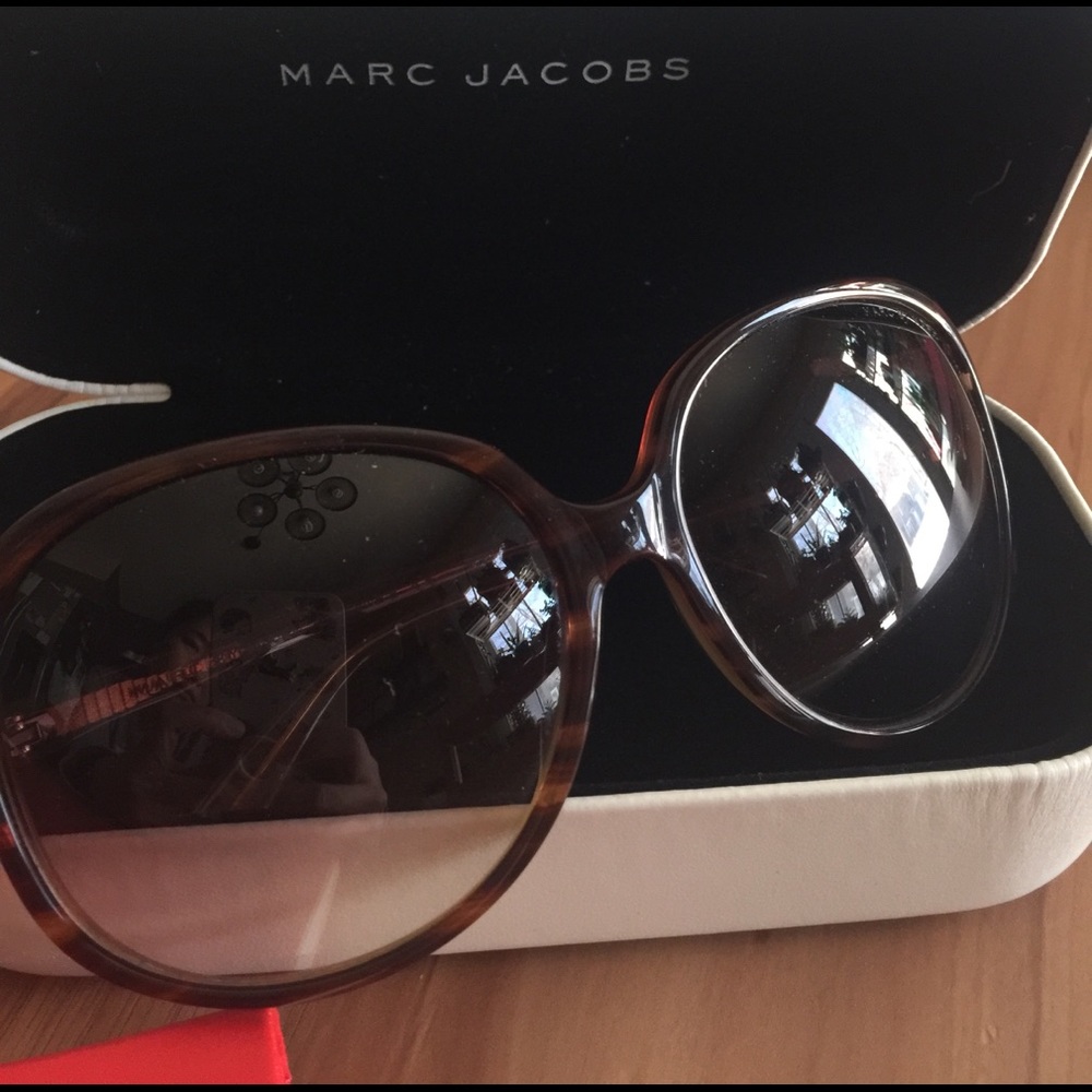 Sunglasses. - Picture 4 of 6