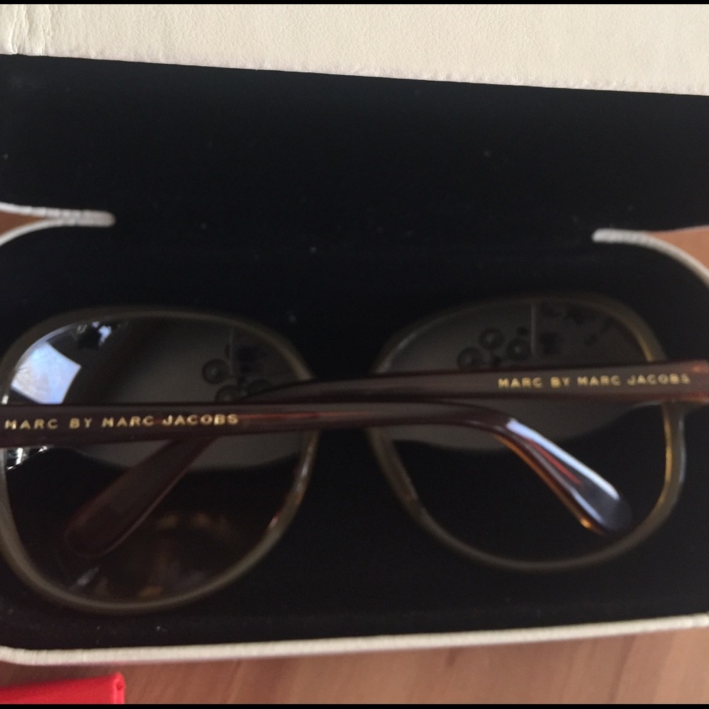 Sunglasses. - Picture 5 of 6