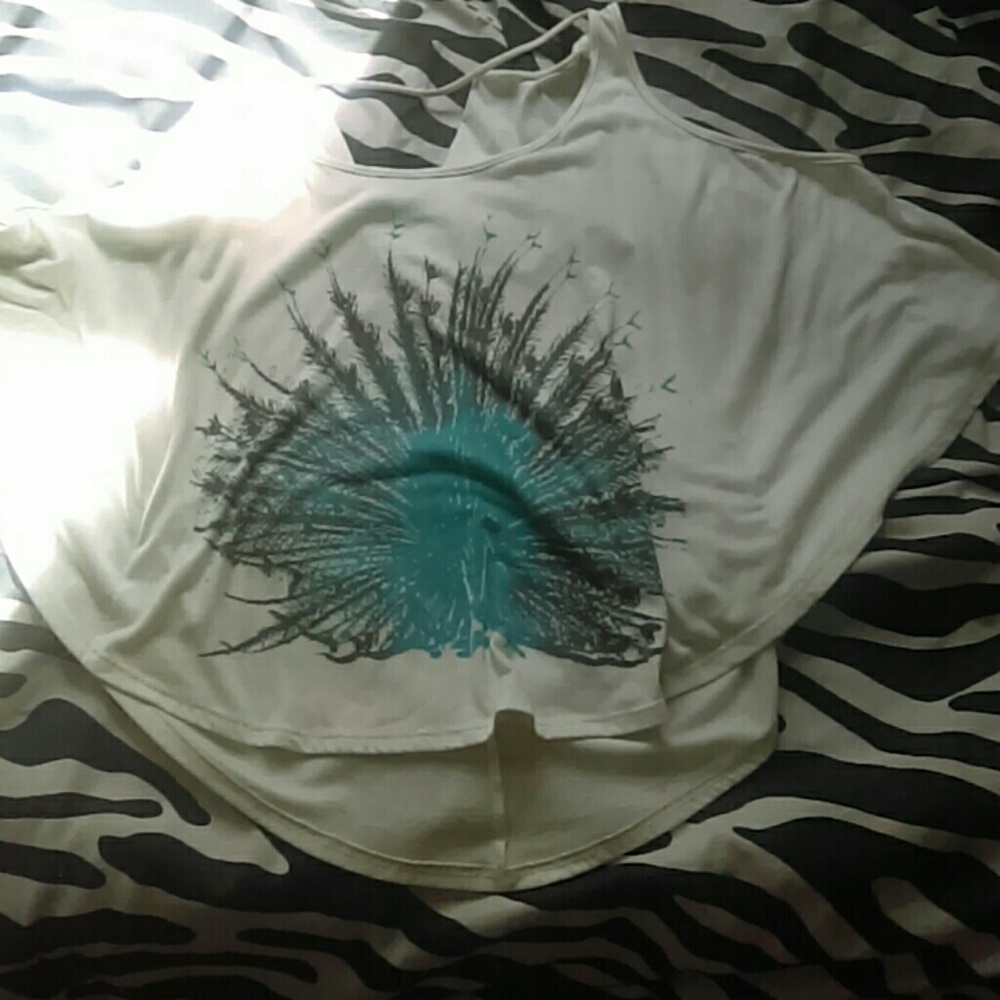 Cute shoulder shirt