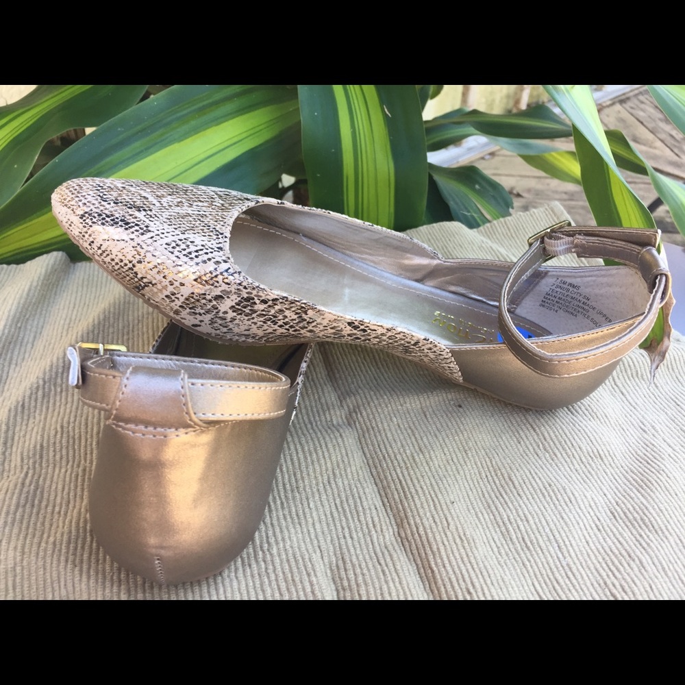 Like-new tan animal print REACTION flats. Sz 7.