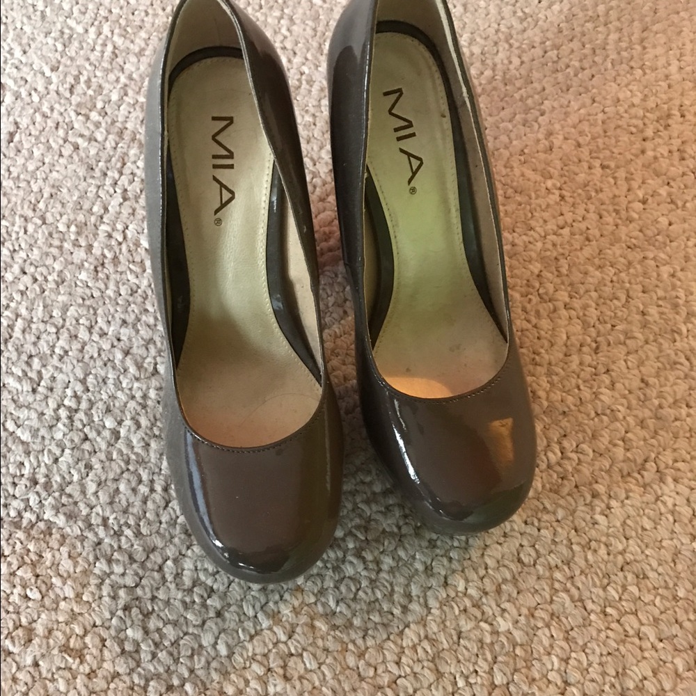Mia high heeled taupe shoes