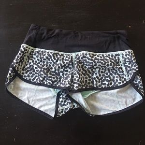 LULULEMON SZ 4 Speed short blue dot print