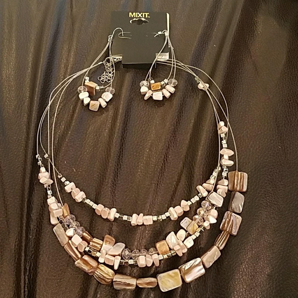Necklace and earring set