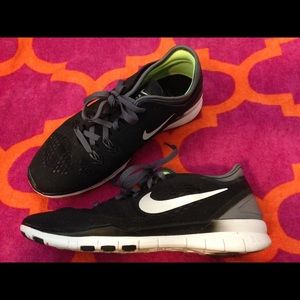Black/white/silver Nike Free TR 5.0 - Size 6