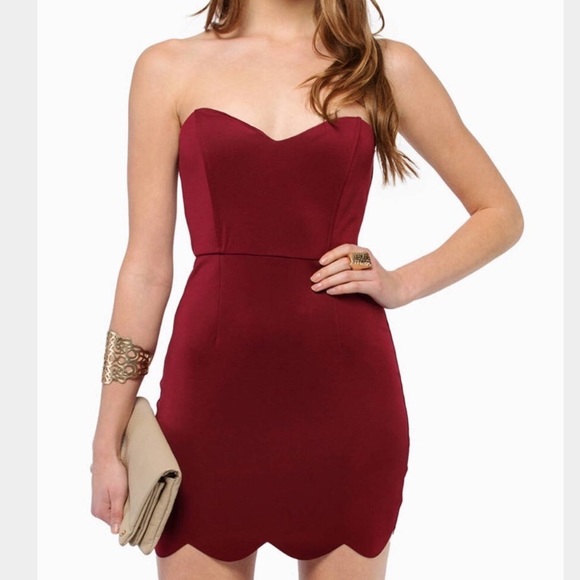 Tobi Dresses & Skirts - Tobi scalloped hem strapless dress