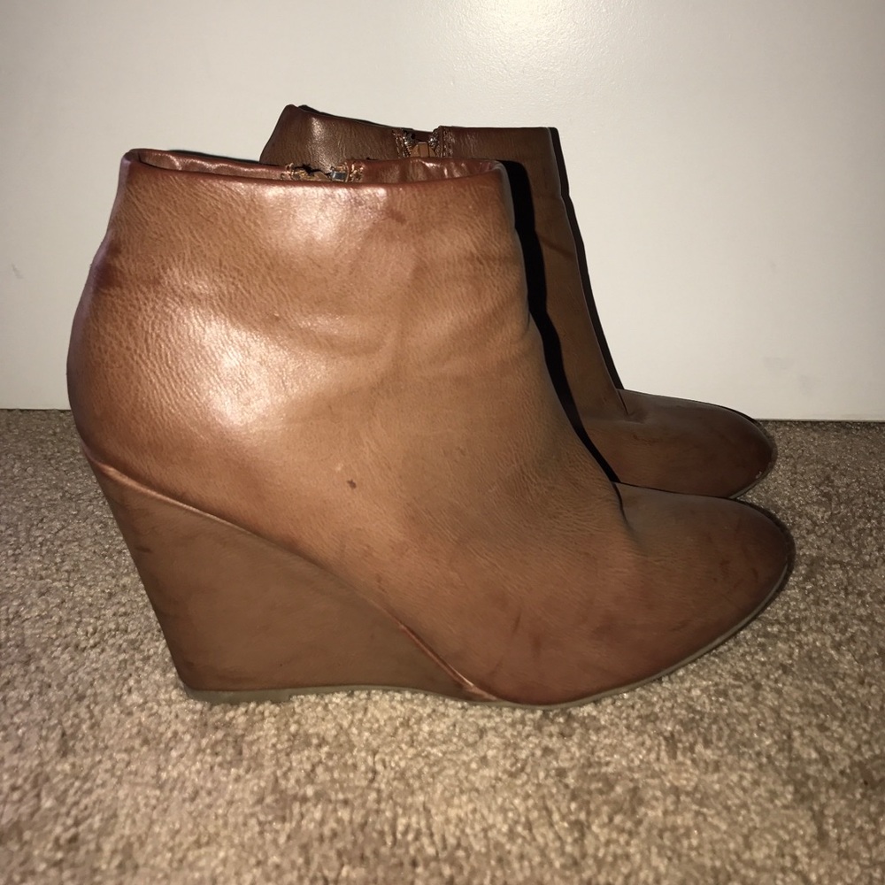 Camel booties