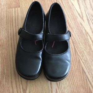 Klogs!! Size 9M non marking-skid resistant.