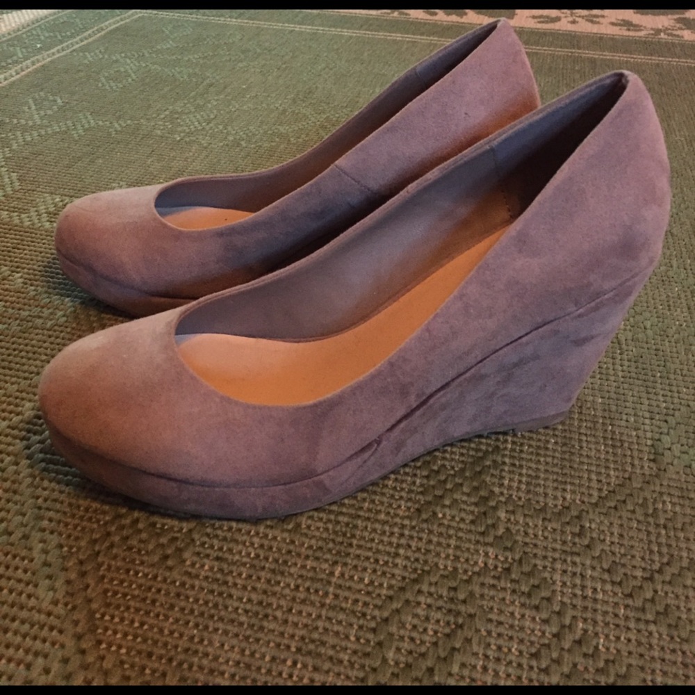 Size 7 (medium) tan wedges