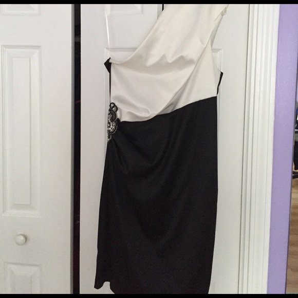 Black and white dress. - Picture 1 of 1