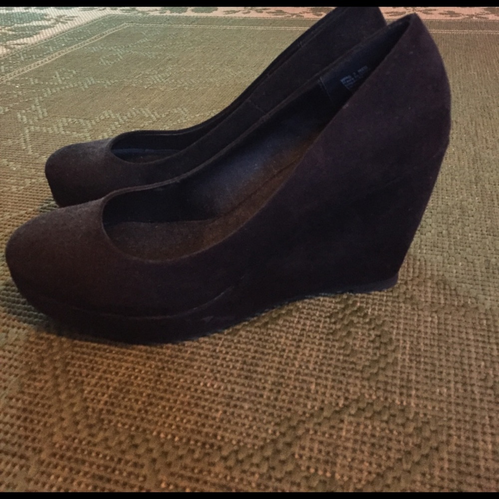 Size 7 (medium) black wedges