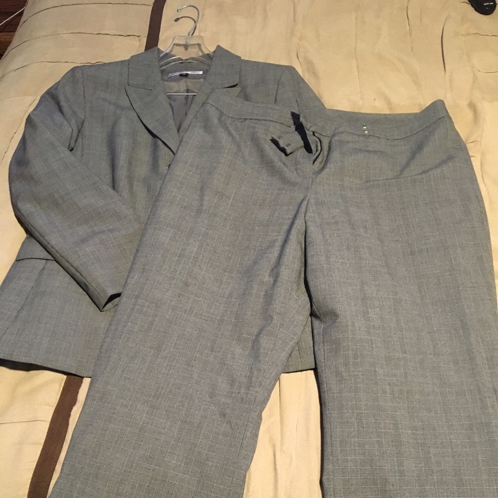 Women's Tahari Pants Suit Size 16