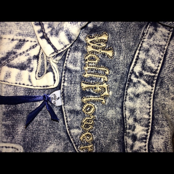 New, NWT, Super Soft WALLFLOWER Juniors Jean Vest - Picture 3 of 3