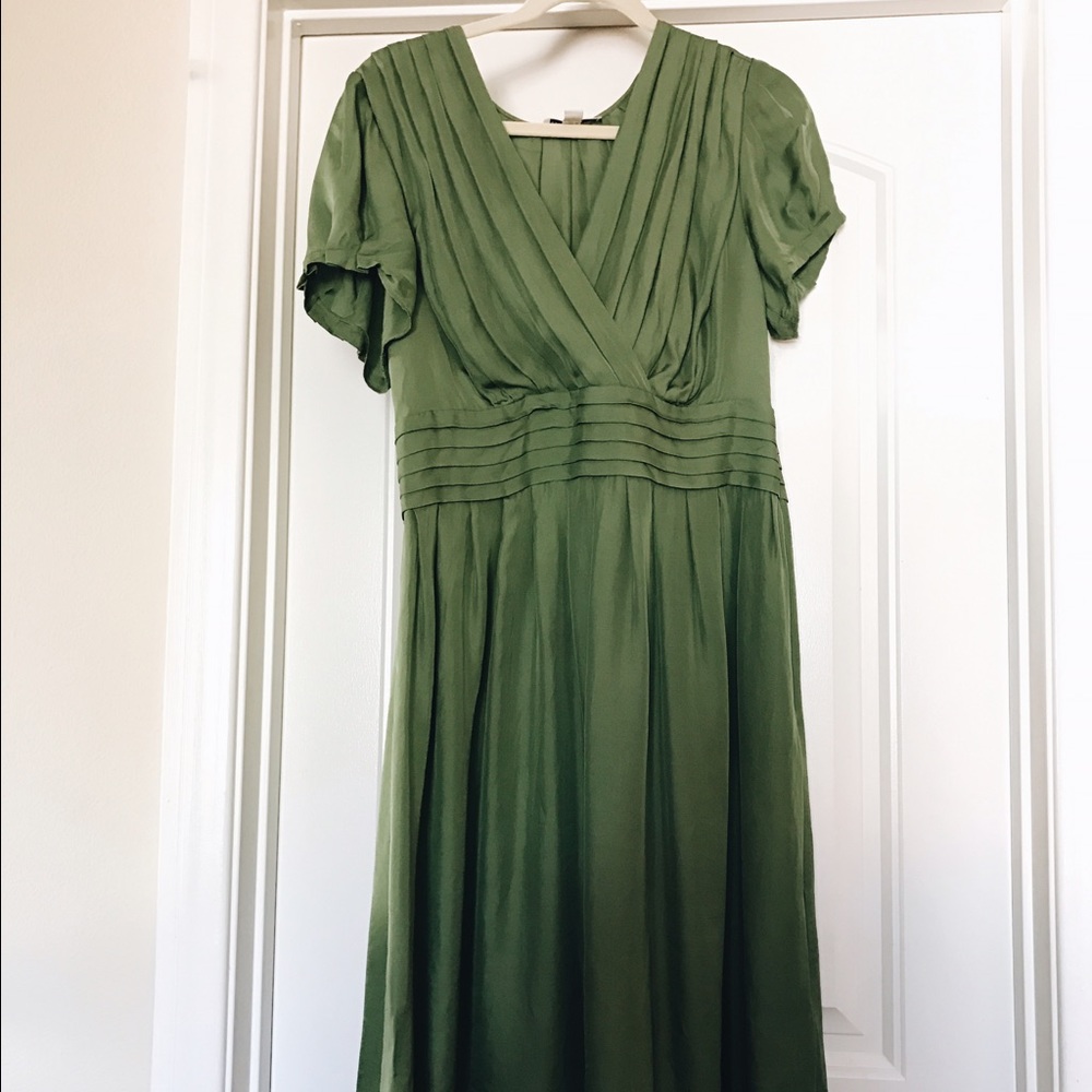Gorgeous 100% green silk banana republic dress.