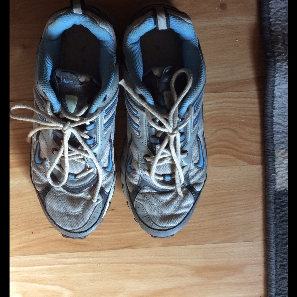 Nike Trail tennis shoes