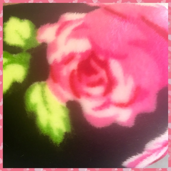 Betsey Johnson Pink Rose Black Plush Blanket Queen - Picture 2 of 6
