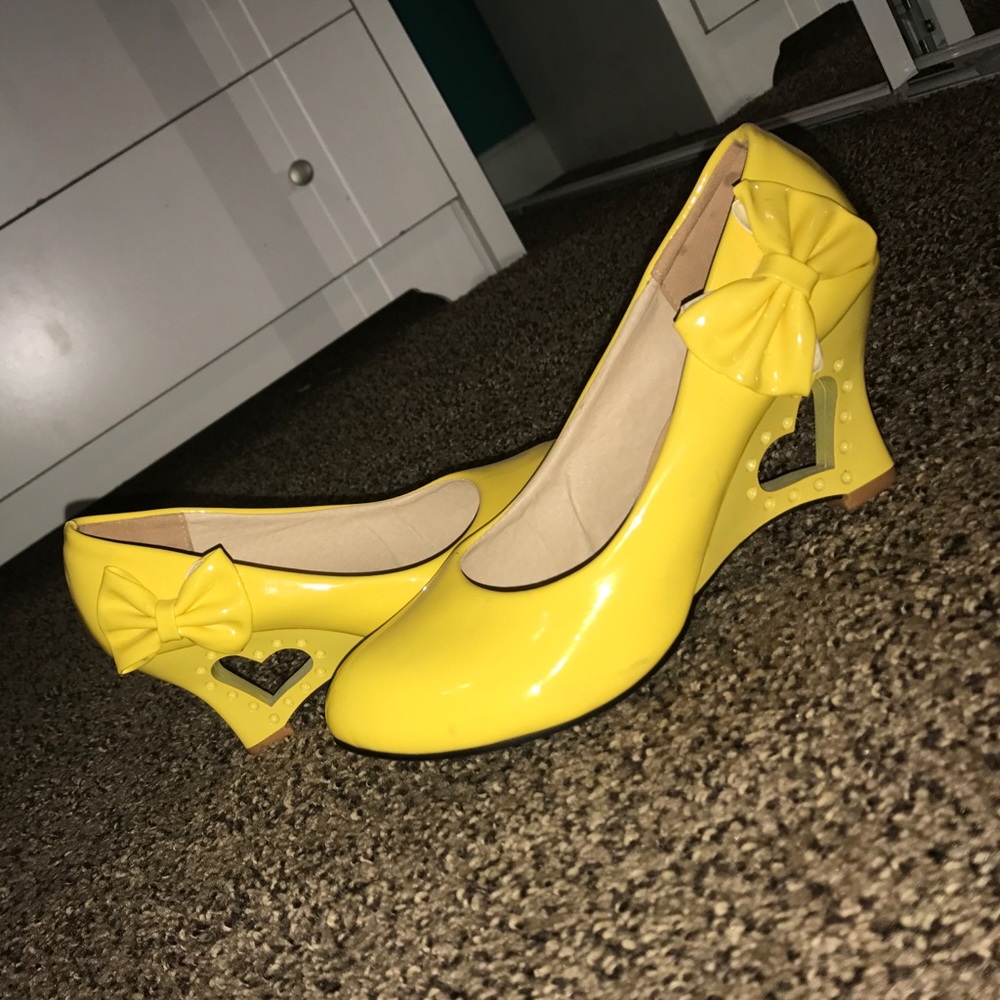 Yellow Dress heart shaped heels w/ a bow💛💛💛💛