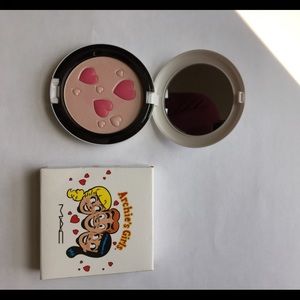 MAC L.E Pearlmatte Face Powder in Veronica's Blush