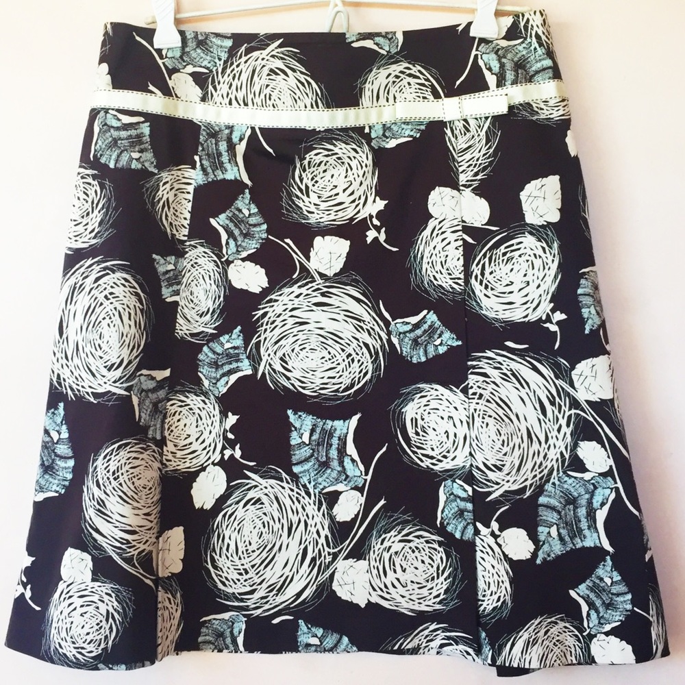 Cute skirt with ribbon detail