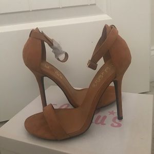 Lulu's Brown heels
