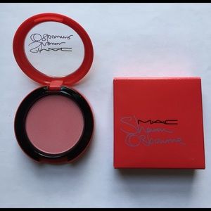 MAC L.E Powder Blush in shade Peaches & Cream