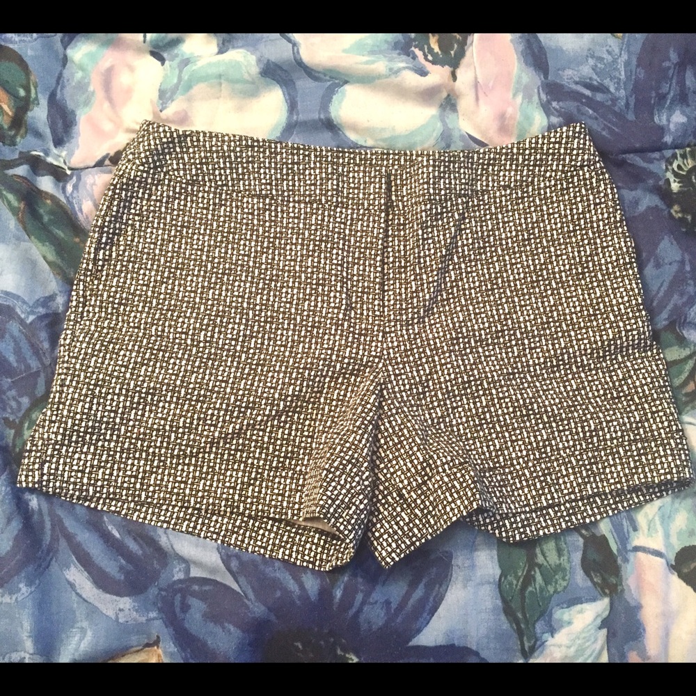 Black/White Patterned shorts - Apt. 9