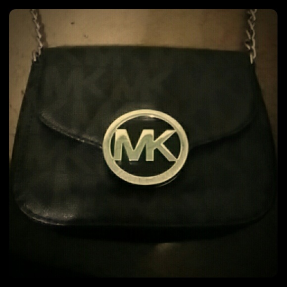I am selling a Michael kors purse - Picture 1 of 4