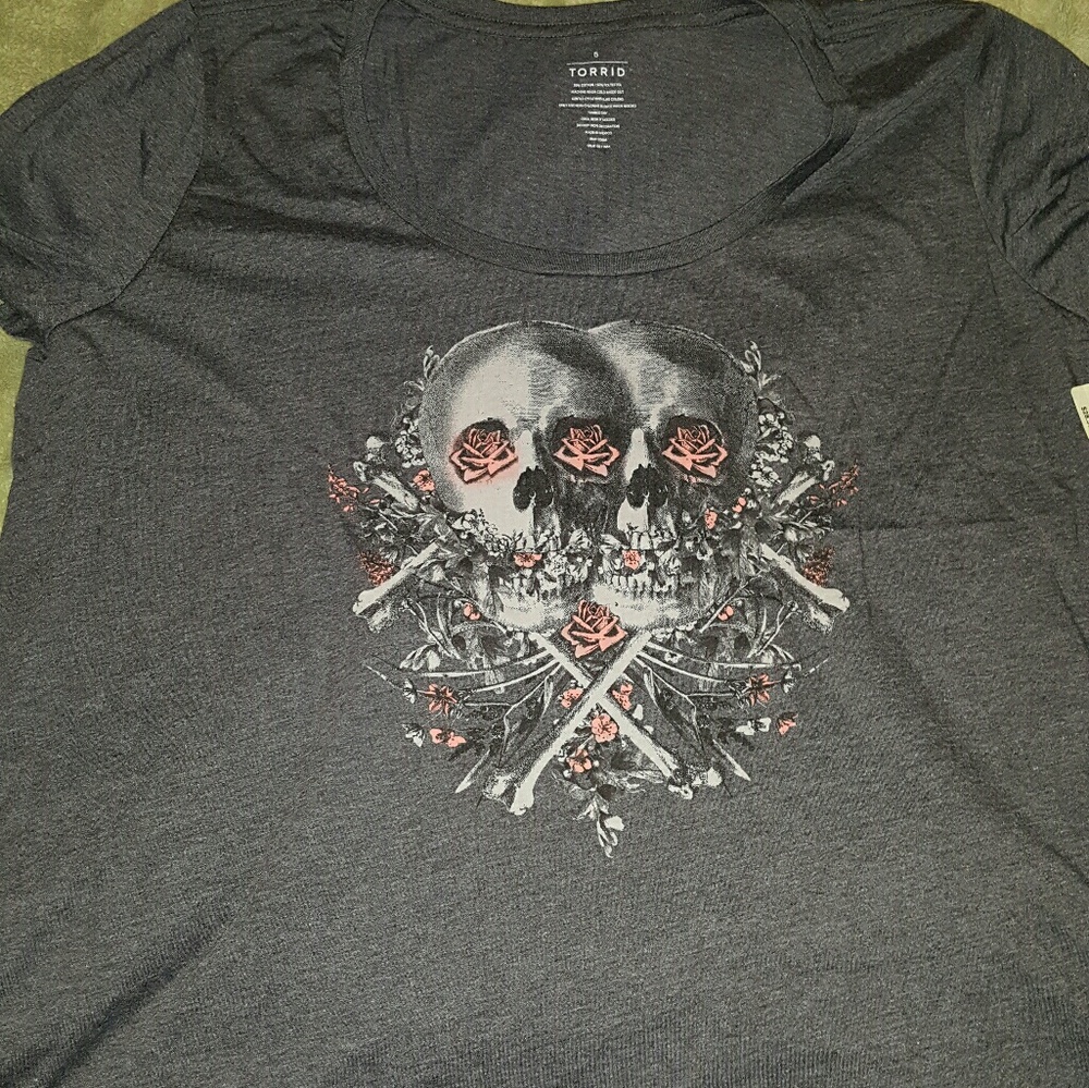 💀🌻SOLD SOLD🌻💀BNWT Torrid size 5 skull shirt