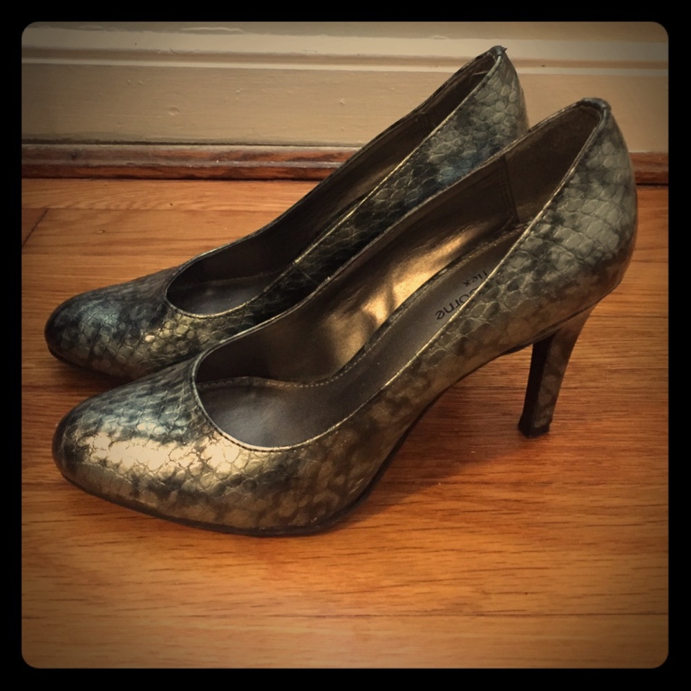 Black and gray faux snake skin pumps.