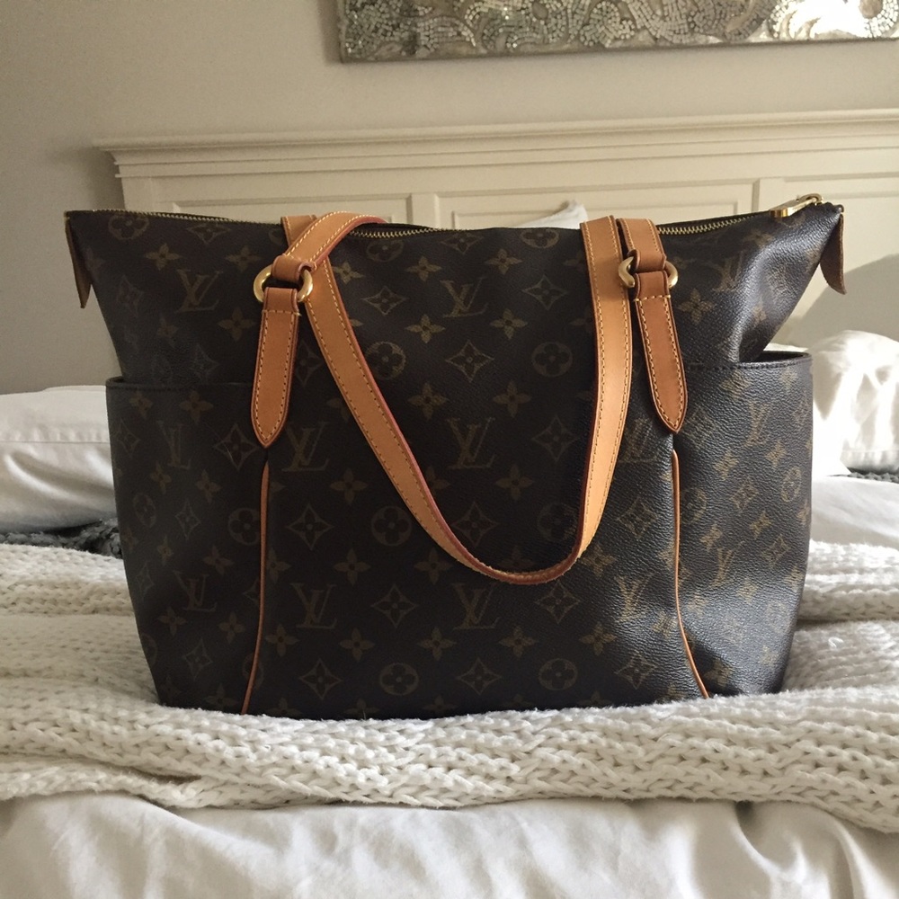 ✨SOLD✨ Louis Vuitton Totally MM