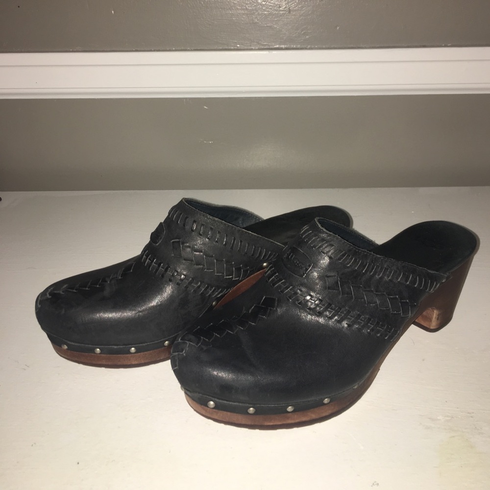 Women's Ugg Vivica Black Leather Shearling Clog