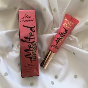 lip gloss//too faced
