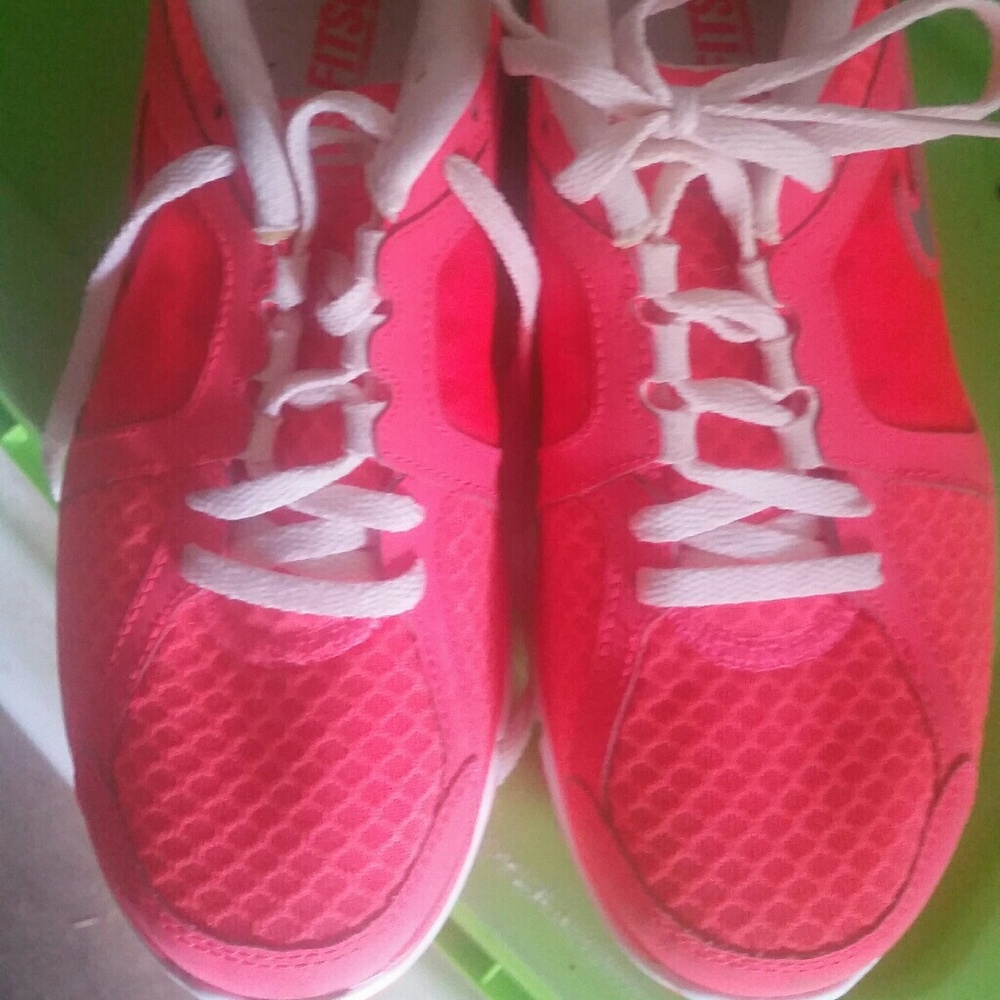 Athletic Shoes. NIKE