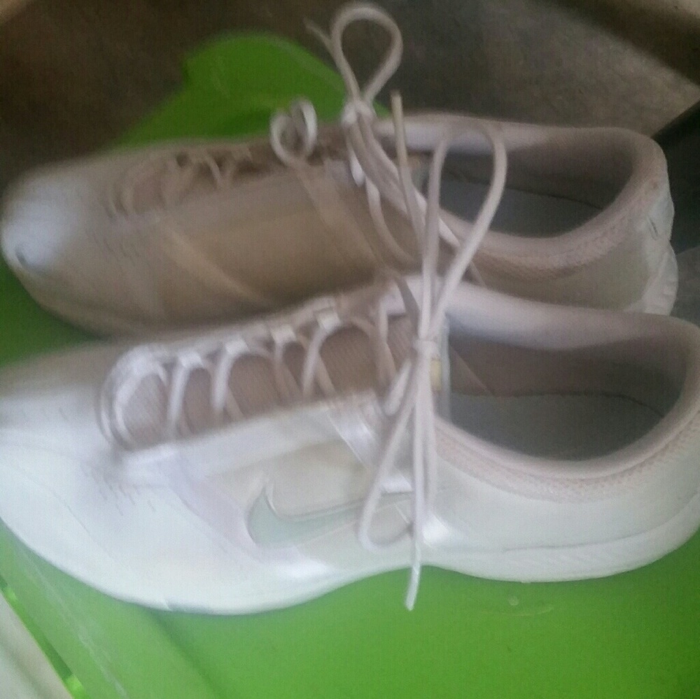 ATHLETIC SHOES NIKE