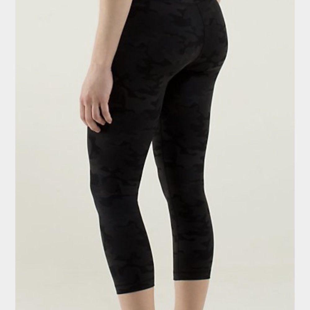 Lululemon Black Savasana Camo Wunder Under Crop 6