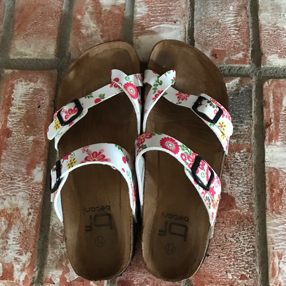 Betani White Floral Toe-Strap Sandal, size 7 1/2