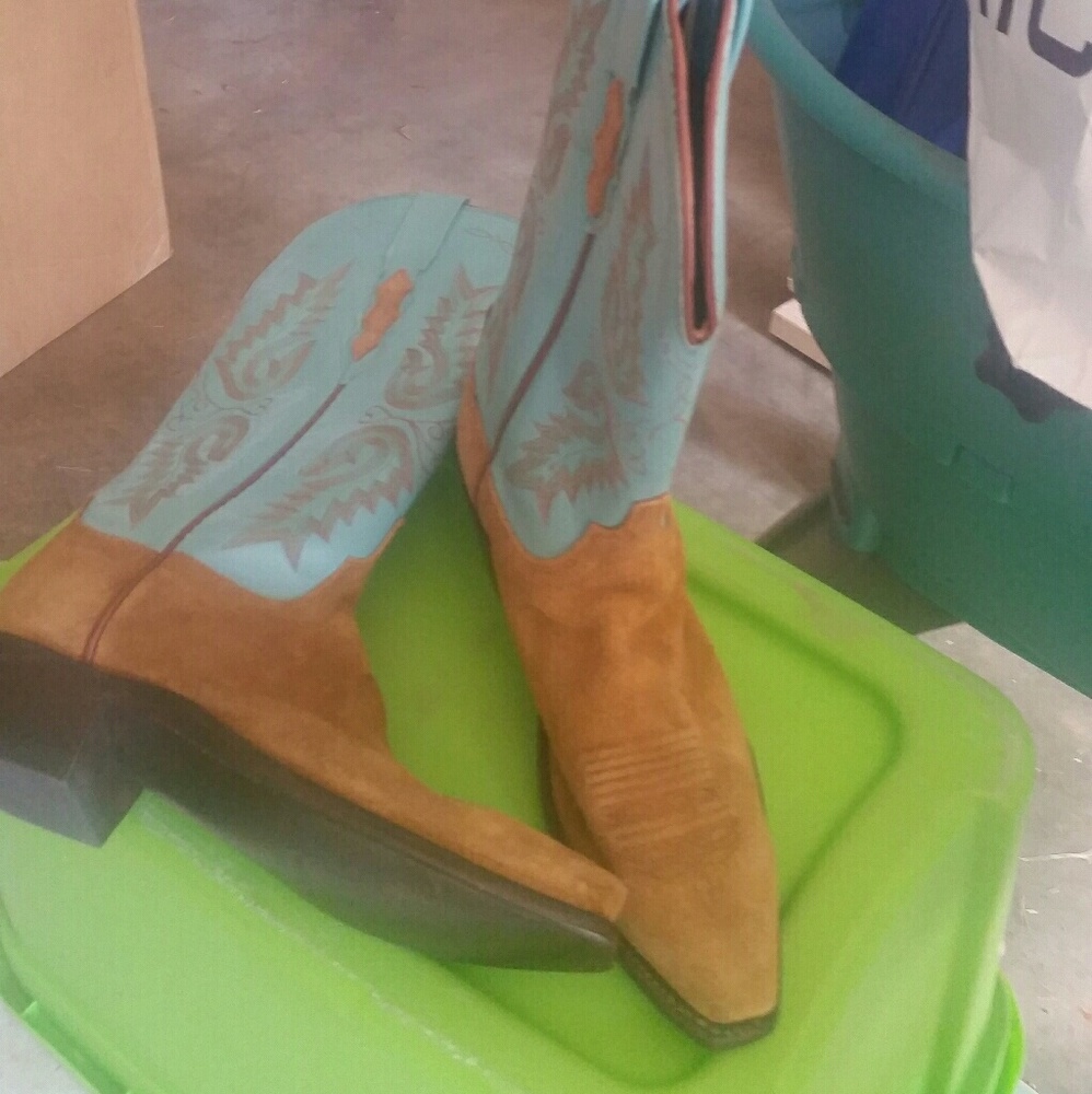 COWBOY BOOTS
