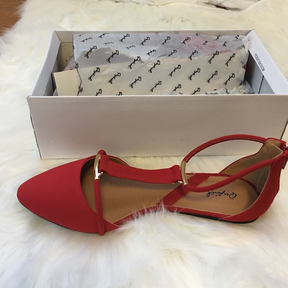 Classic flat t-strap flats
