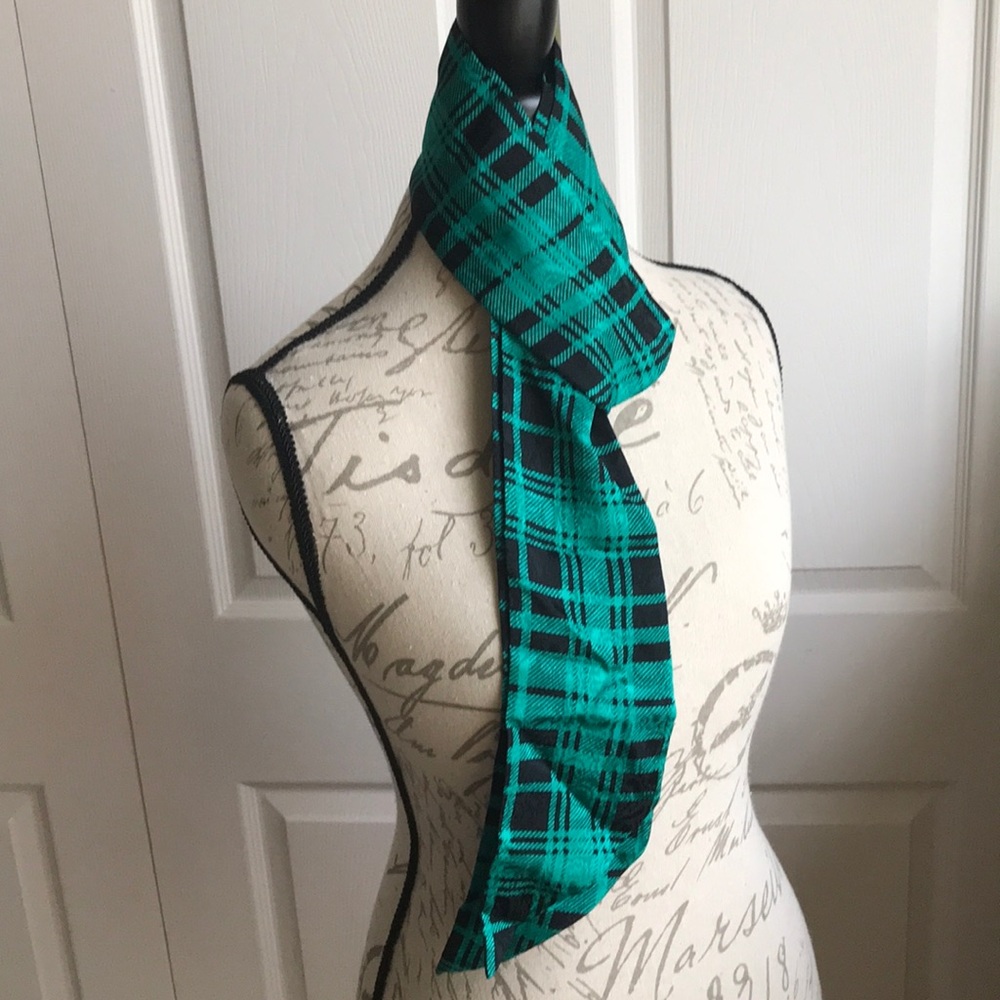 Thin scarf, green and black plaid