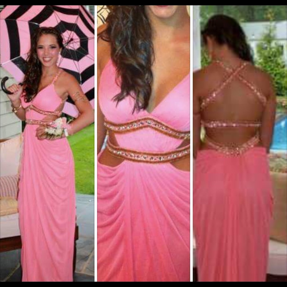 Selling this beautiful prom gown