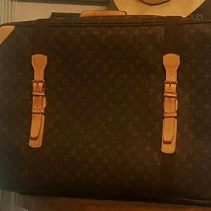 Luis Vuitton Monogram satellite 70