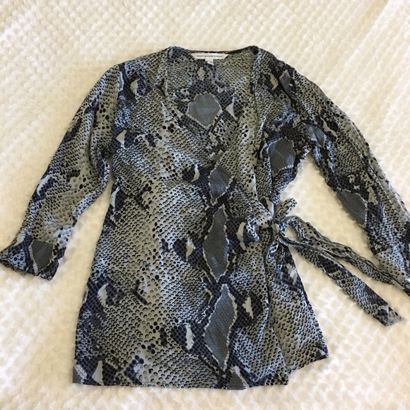 •SOLD• DVF Silk Snakeskin Wrap Top with 3/4 Sleeve - Picture 1 of 6