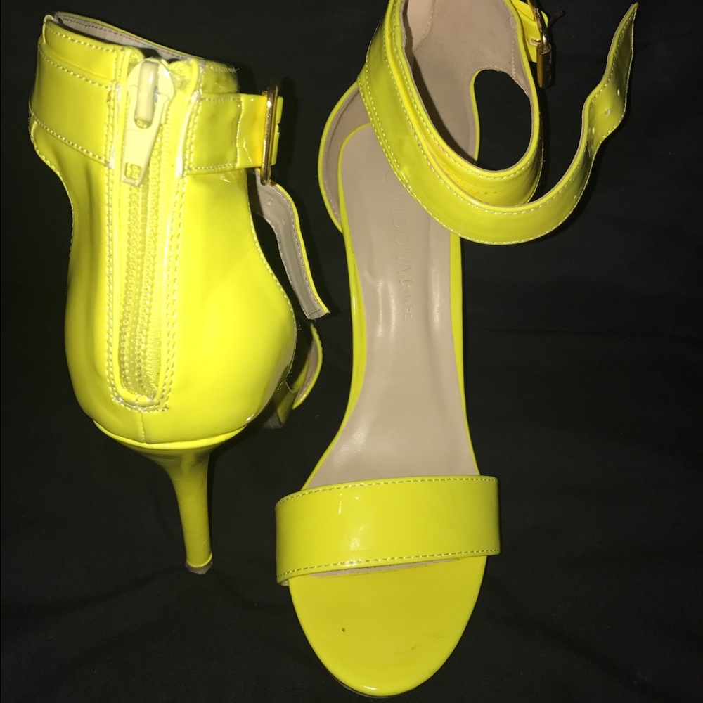 🔥NEON YELLOW (HIGHLIGHTER) SANDALS🔥