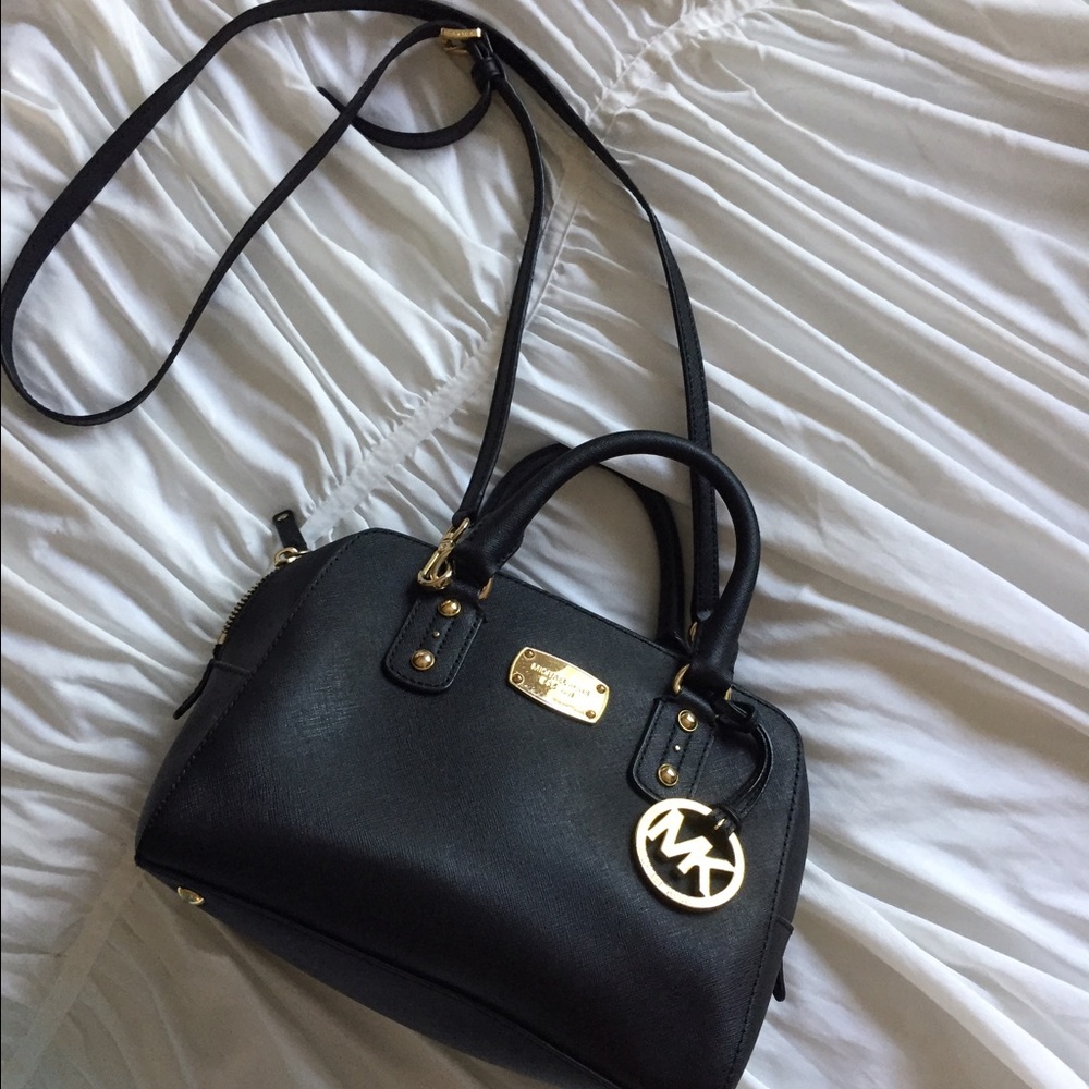 Price drop🔥 Michael Kors cross body leather purse