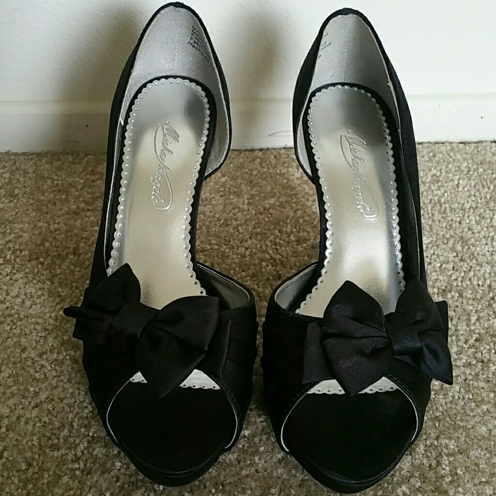 Black pumps
