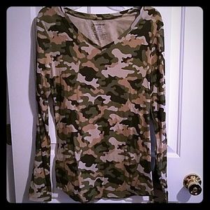 Women's Camouflage Long Sleeve V neck nwot