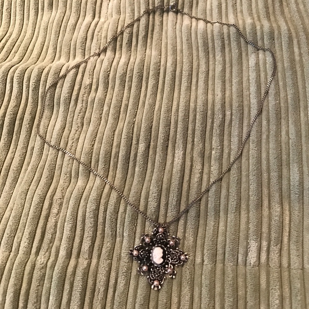 Cameo embellished necklace