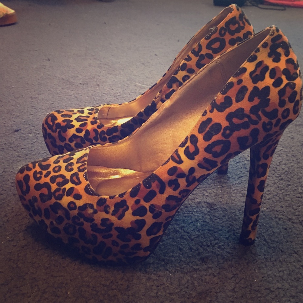 Leopard cheetah heels / pumps