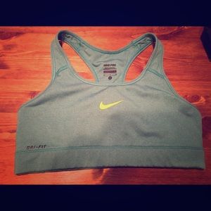 Nike pro victory compression sports bra medium