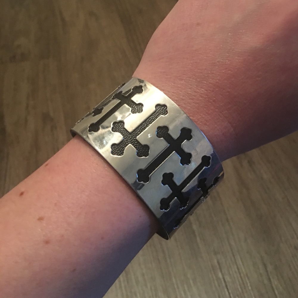 Cuff bracelet with cross design